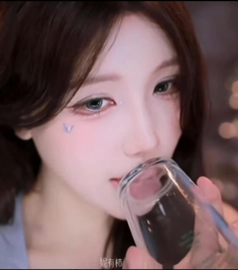 妮有柿最新ASMR福利 舔玻璃杯+舔麦